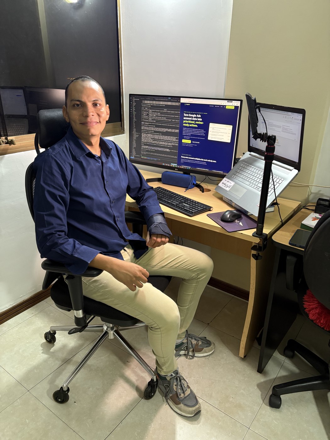 Pedro en su estación de trabajo revisando FlowSEM y datos de marketing